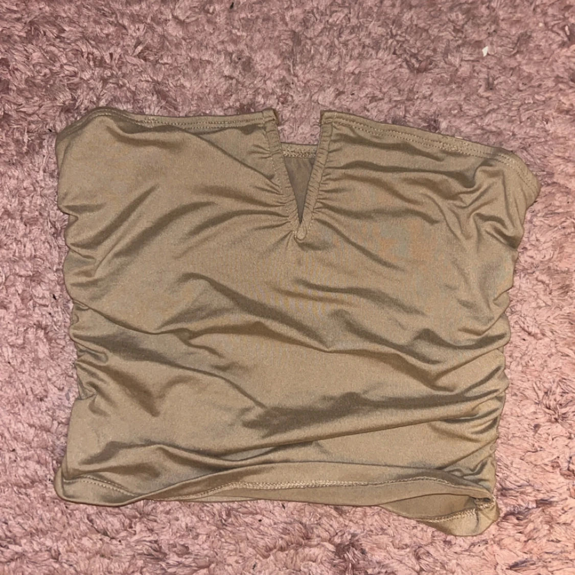 Beige bandeau tubtopp med v-ringning