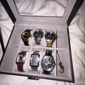 Klockor  - Allt för ändas 6350kr pris kan diskuteras allt kommer med original boxarna 