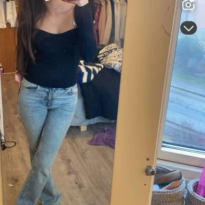 Blå bootcut jeans från Gina - Snygga ljusblå jeans från Gina, använd ett antal gånger men fortfarande i ett jätte bra skick 