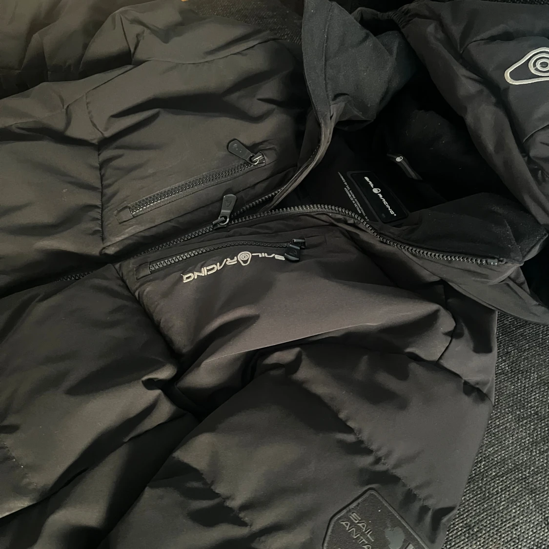 Svart Sail Racing dunjacka med huva