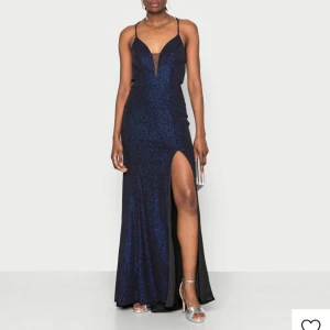 Mörkblå glittrig långklänning - Mörkblå balklänning, öppen i ryggen. Använt 1 gång köpt för 2200