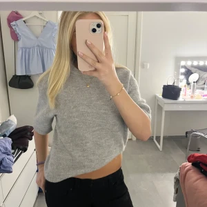 Snygg stickad tröja  - Super snygg stickad kortärmad tröja💕