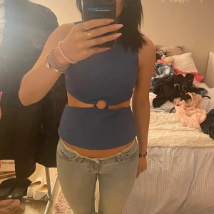 Blå  topp med ringdetalj från Zara - Storlek M men passar en storlek S, köpt på plick