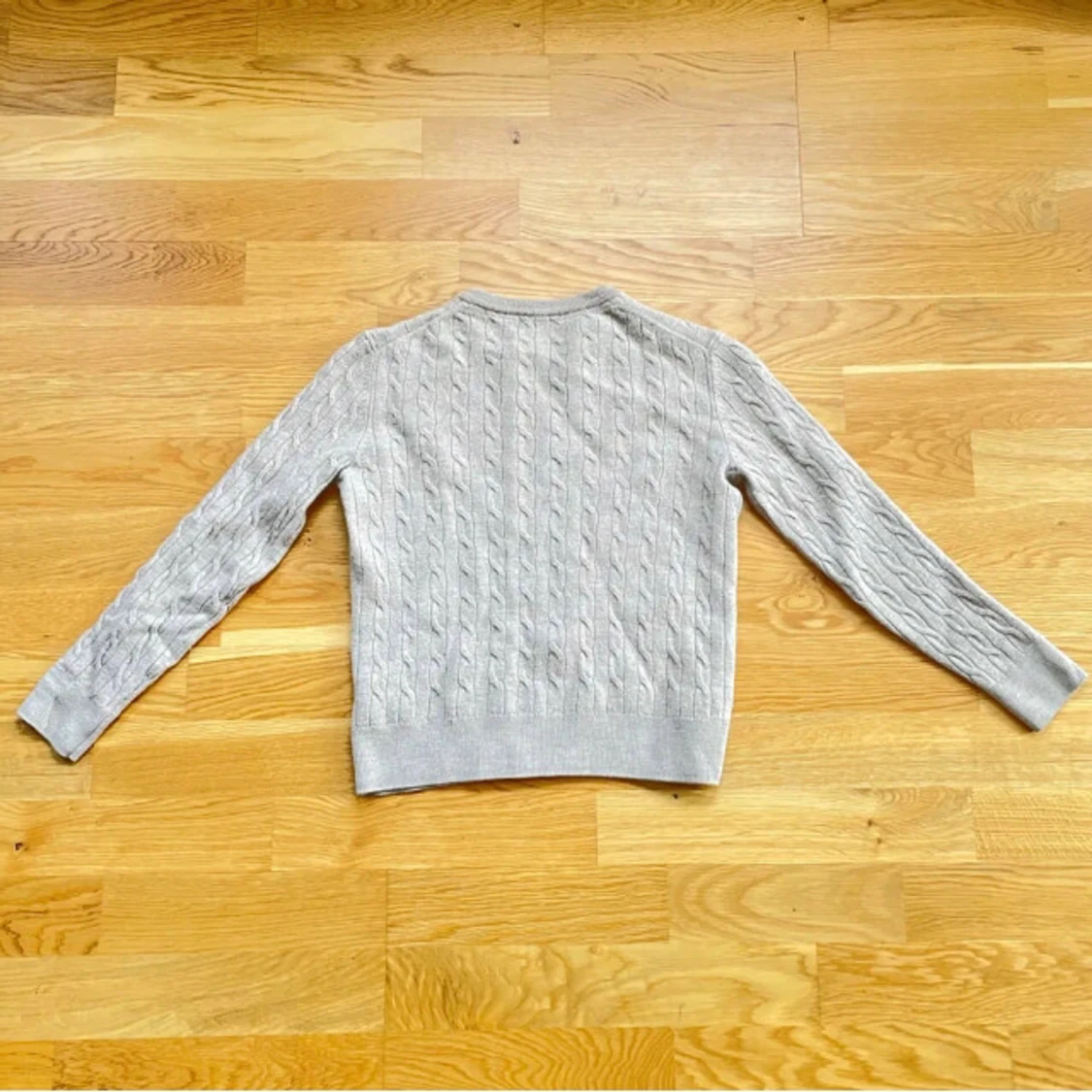 Beige kabelstickad tröja från Morris - 1