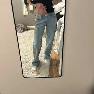 Weekday Jeans - Säljer dessa ascool jeans från weekday i modellen arrow💕W: 25 L: 32💕dom är helt oanvända o ny köpta men gillar inte hur de sitter på mig🥰