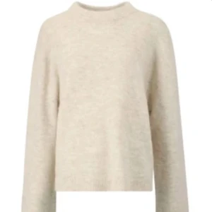 Beige stickad tröja med rund hals - Säljer en beige stickad tröja med rund hals och långa ärmar. Tröjan har ribbade muddar vid ärmslut och nederkant, vilket ger en snygg och enkel look. Perfekt att matcha med jeans eller svarta byxor för en chill stil. Från GinaTricot Young men är ganska nopprig
