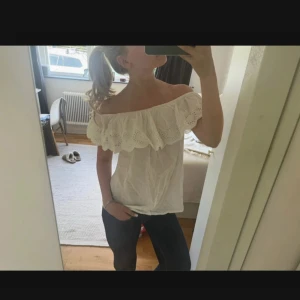 Vit offshoulder blus med volang - Säljer en söt vit blus med offshoulder och bred volang upptill. Storlek L, men skulle även säga att den passar mindre storlekar!🤍