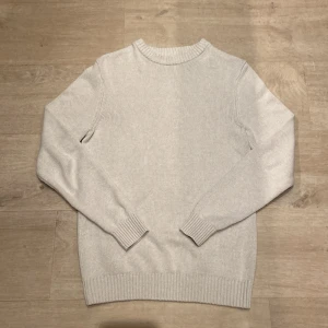 Stickad tröja från Dobber - Säljer en vit/beige stickad tröja från Dobber i bra skick, storlek S.