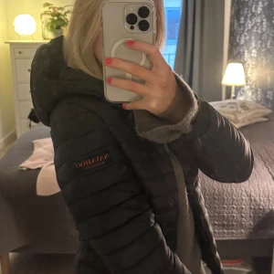 Höstjacka  - Säljer min fina höstjacka som även går att använda under vintern från navahoo som är köpt på Zalando. Dragkedjan går hela vägen upp längs med luvan. Säljer för 250, kan tänka mig att gå ner i pris vid snabb affär❤️