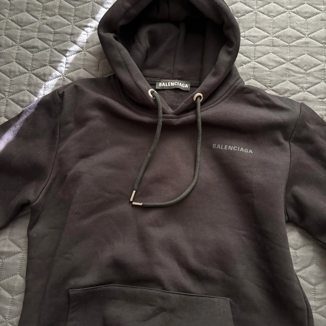 Svart hoodie med logga - 1