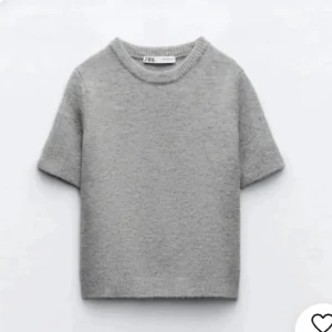 Grå stickad tröja från Zara - Säljer en snygg grå stickad tröja från Zara med korta ärmar. Den är i storlek M men jag skulle säga att den även passar en xs/s.