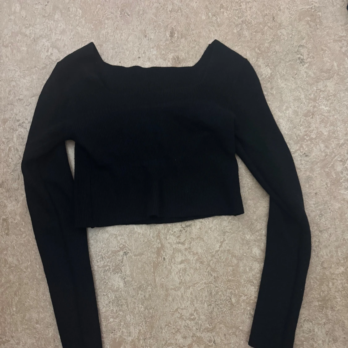 Svart croppad långärmad topp