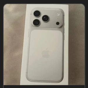 iPhone 14 Pro - Snygg och modern iPhone 17 PRO Max  i silver, levereras i originalförpackning. Mobilen har tre kameralinser för fantastiska bilder och en elegant design. Inga synliga skador eller slitage, ser ut att vara i nyskick. Perfekt för dig som vill ha en kraftfull och stilren smartphone.