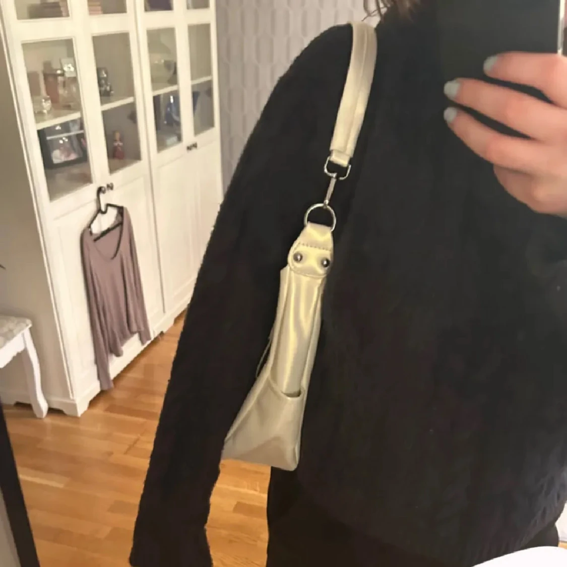 Vit axelväska med dragkedjor - 1