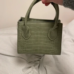 Väska - Cool väska ej äkta skin Olive grön med rem till