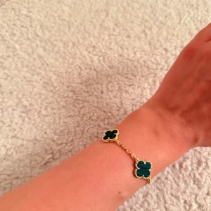 Grön clover armband - 18k guldpläterat , rostfritt stål . Pm för mer bilder och information 