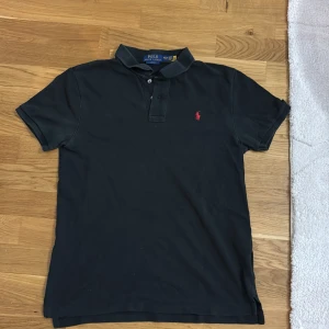 Säljer en polo Ralph laurhen t shirt piké - Inga skador storlek XL men de passsr mig och jag är small och de är tight och slim fit 