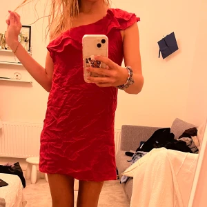 Röd klänning med volang från Bershka  - Säljer denna jätte söta klänning från Bershka i storlek S🩷🩷🩷vet inte vad för filter som kom på bilden😫
