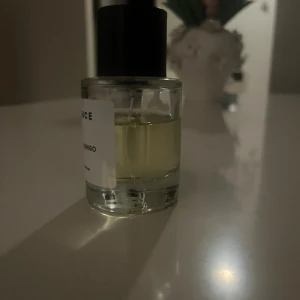 ESSNCE Fizzy Mango parfym - ESSNCE Fizzy Mango Eau de Parfum. En stilren parfym med modern känsla, perfekt för dig som vill sticka ut. Flaskans design är enkel och trendig. Volym och ingredienser framgår ej på bilderna.