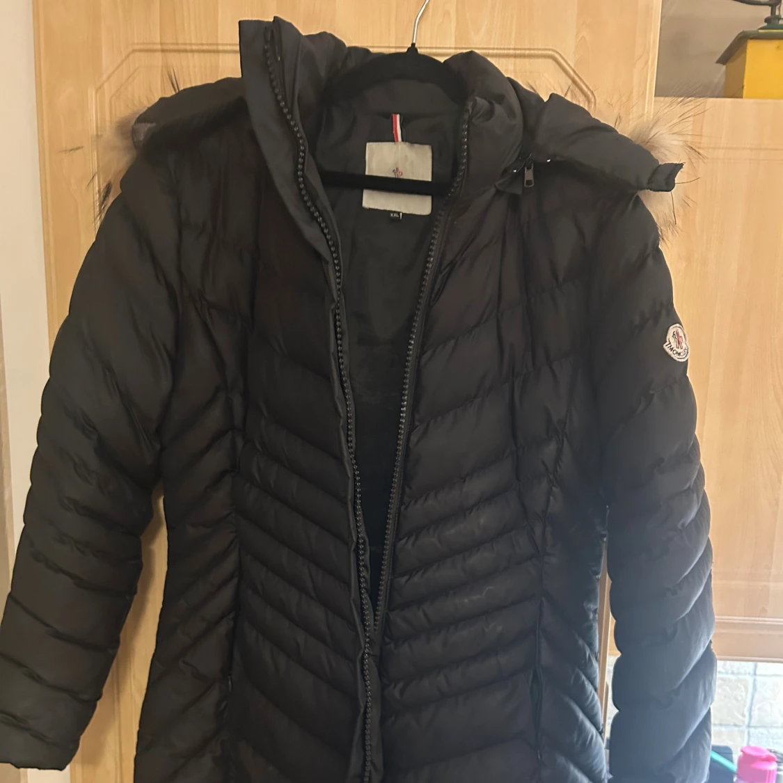 Svart Moncler dunjacka med päls - 1