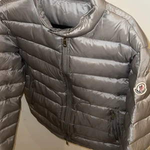 Moncler jacka  - Moncler Acorus. Storlek 1. Fick i present men gillar inte färgen. Vill därför sälja den billigt. Skriv vid minsta intresse. 