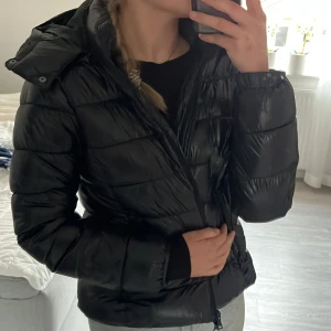 Svart jacka  - Säljer en svart jacka från lager i storlek S. Modellen heter NIKKI, använd få tal gånger💕