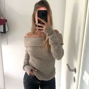 Stickad off shoulder  - .