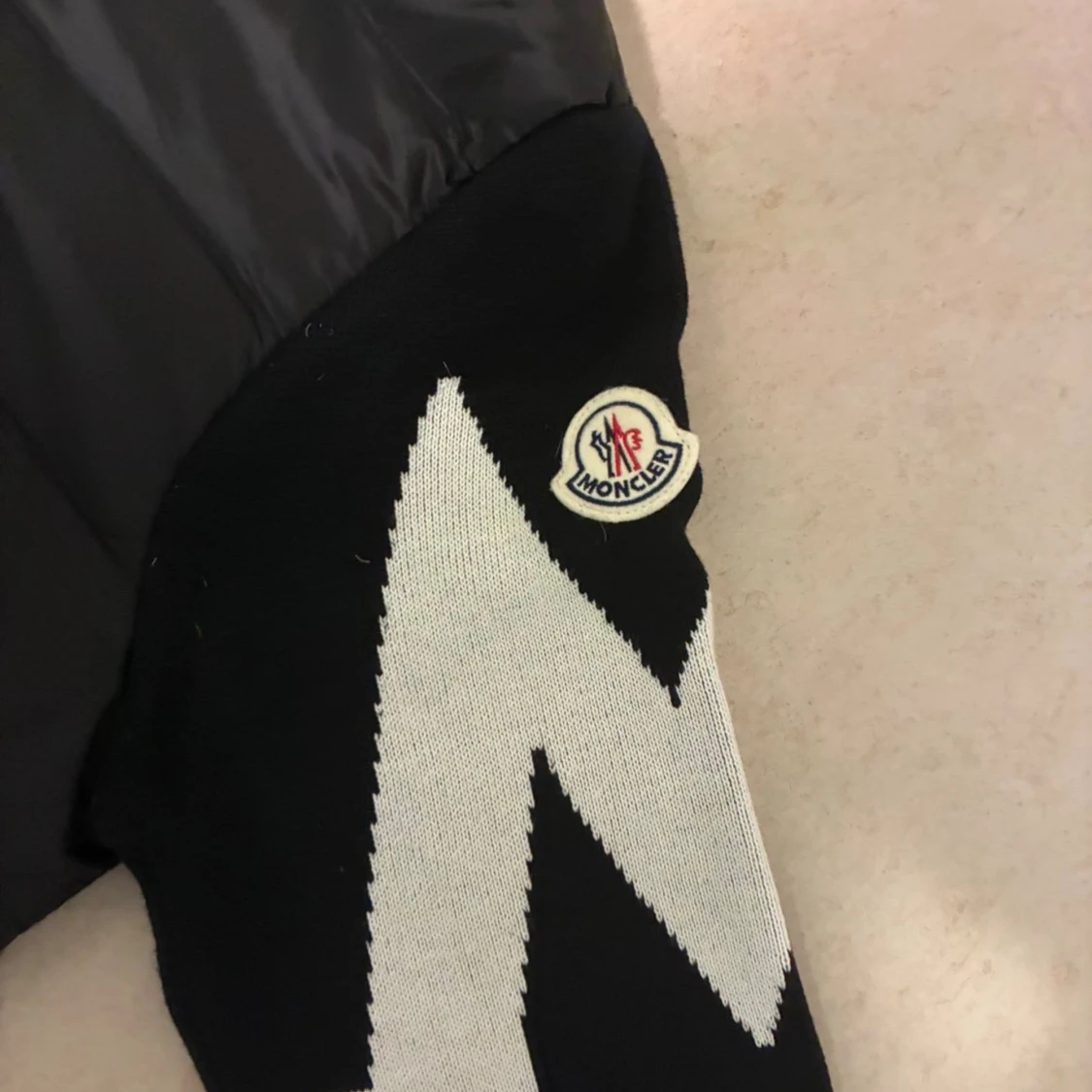 Svart pufferjacka Moncler med huva - 1