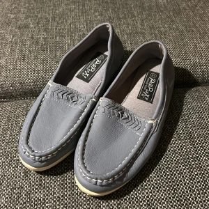 Grå/blå loafers - Snygga grå loafers från Perplex i skinnimitation med dekorativa sömmar och mönstrad detalj framtill. Skorna har en platt, ljus sula och klassisk rund tå. Perfekta för dig som gillar stilrena och bekväma skor.