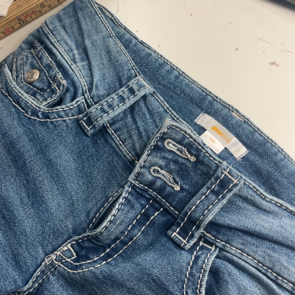 Blå bootcut jeans från Ginatricot - 1