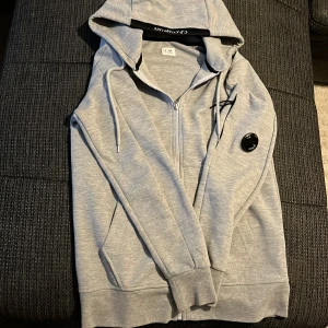 Cp company zip - Helt ny oanvänd Äkta cp company zip som jag säljer pga att jag fick den som present men jag behöver pengar istället.skriv järna om ni är intresserade priset är inte hugget i sten😊😊