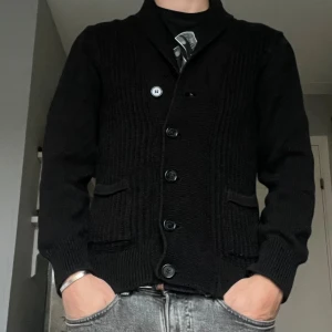 Cardigan man  - En cardigan i storlek L som inte har några märkbara defekter. Jag är 185cm och väger 75kg