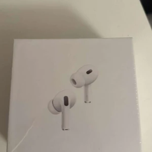 AirPods Pro (2nd generation) USB-C - Nya AirPods Pro (2nd generation) med MagSafe-laddningsetui (USB-C). Oöppnad förpackning, plasten är intakt men har en mindre reva. Aktiv brusreducering, transparensläge och hög ljudkvalitet. Kompatibel med iOS, iPadOS, Mac och Apple Watch.  Säljer mina AirPods som jag inte behöver pris 1000kr eller diskuterar vi om pris så kontakta mig om du är intresserad 