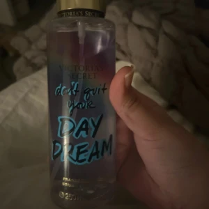 Victoria's Secret Day Dream Mist - Fräsch body mist med inspirerande design. Flaskan rymmer 250 ml och är perfekt för dig som vill ha en lätt och uppfriskande doft att bära med dig hela dagen.