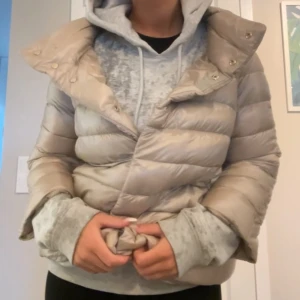 Henro jacka  - Ljus beige äkta herno jacka med trekvarts ärm och högkrage. Storlek 42 i italiensk strk och jag är ca 165 för referens, den sitter perfekt på mig och som man ser på bilden får jag plats med tjocktröja under. Köpt ny för 5999.