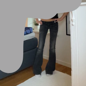 Jeans - Mörkare jeans från Gina 14+💕 Väldigt bra skick, i storlek Xs och säljes för 199💐