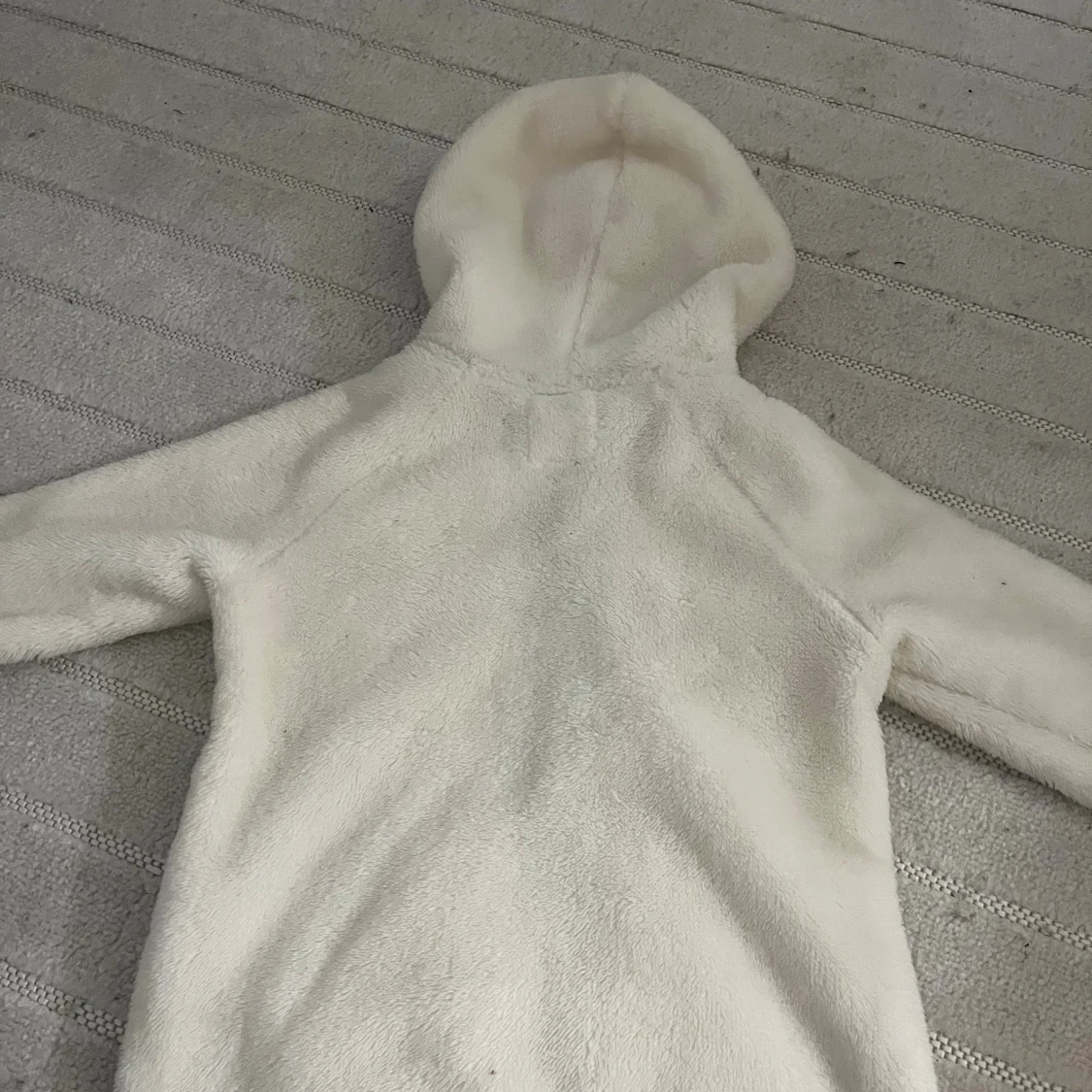 Vit teddyjacka med huva och svarta detaljer - 1