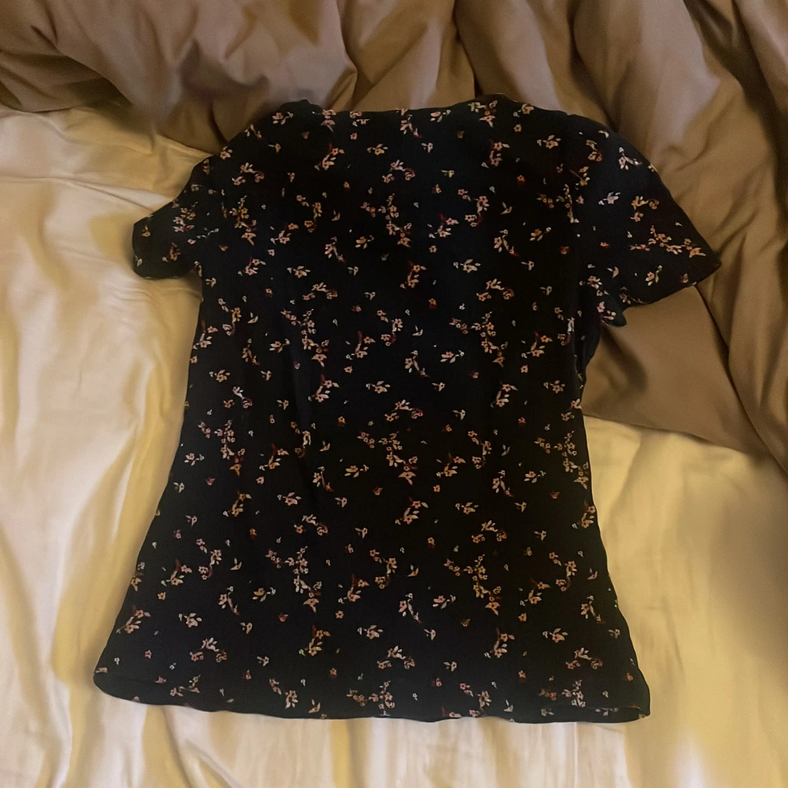 Mörkblå blommig blus med kort ärm - 1