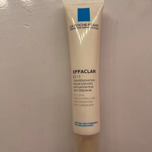 La Roche-Posay Effaclar K(+) ansiktskräm - Effaclar K(+) från La Roche-Posay är en ansiktskräm för fet hud som motverkar oxidation och överskott av sebum i upp till 8 timmar. Tuben är vit med blå detaljer och har en smal, praktisk form. Innehåller termalvatten och passar dig som vill ha en fräsch känsla.