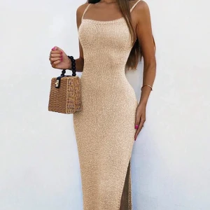 Klänning - Säljer denna jättefina klänning med snörning i ryggen. Perfekt för semester☀️Aldrig använd.