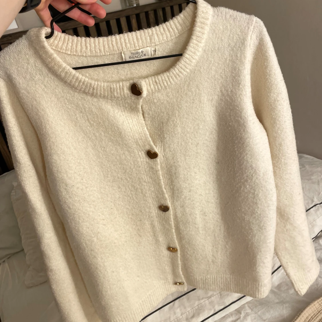 Vit kofta från Molly Bracken med hjärtknappar