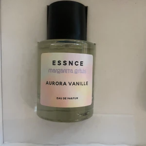 Aurora Vanille Eau de Parfum - Aurora Vanille från Essnce, Margareta Grääs. Supergod, men tyvärr inte på mig. Endast testad två sprut, nypris 360