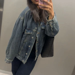Oversized jeansjacka i mörkblå denim - Säljer denna oversized jeansjackan som inte kommer till användning längre. Den är slutsåld på ginatrict. Köptes för 599 kr🩷