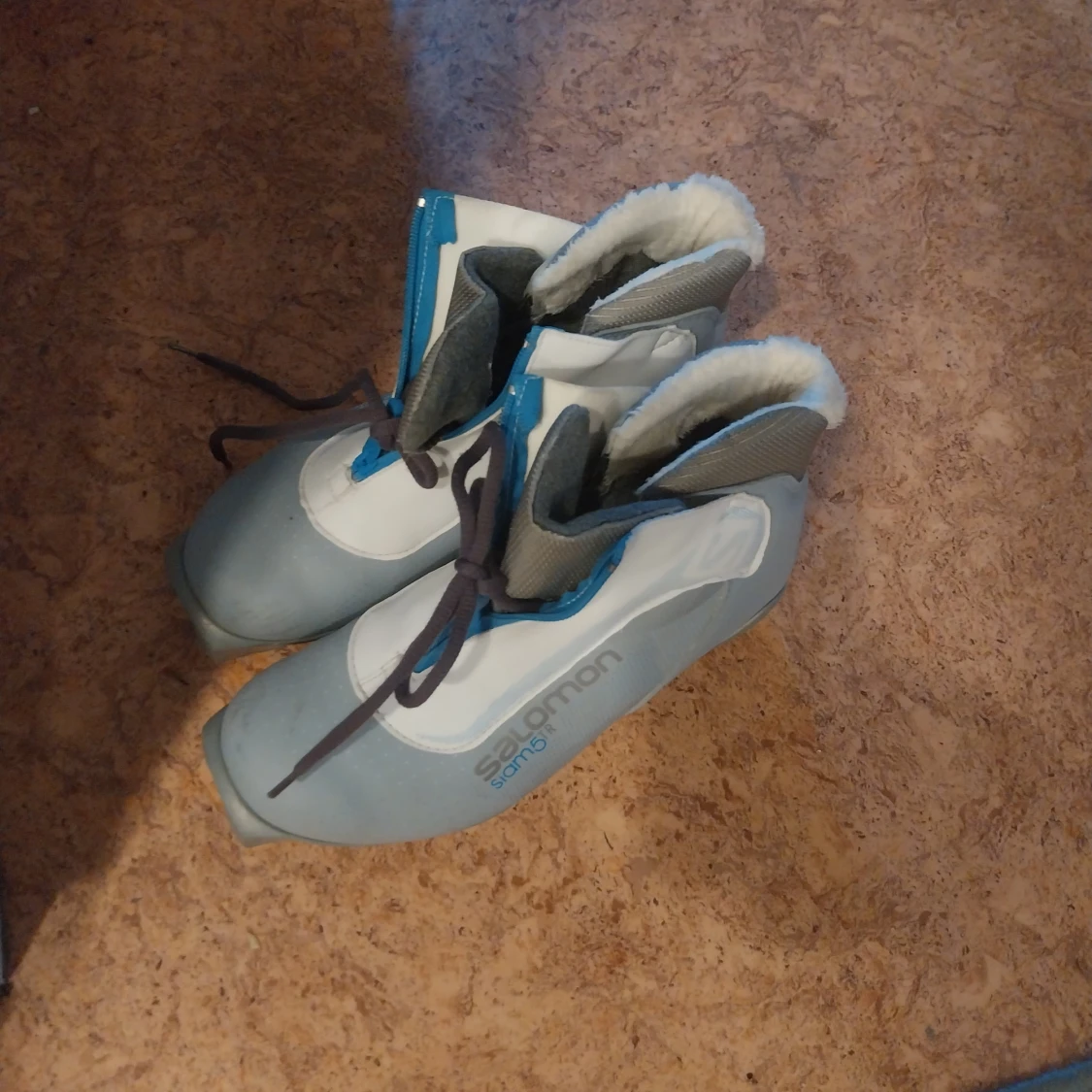 Grå och vita Salomon pjäxor