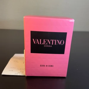 Valentino Donna Born In Roma 100ml - Helt ny 100 ml också en parfym, pris går o diskuteras Paketerpris går och fixa för köp av fler parfymer