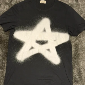 Acne Studios Star Graffiti T-shirt - Svart Acne Studios Star Graffiti Print Tee Storlek L, sitter ungefär som M