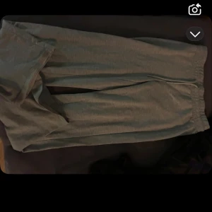 Grå mjukisbyxor med snörning - Snygga grå mjukisbyxor med elastisk midja och snörning. Perfekta för chill dagar eller när du vill vara bekväm.