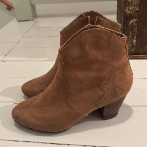 Bruna mockaboots  - Snygga bruna boots i mocka köpta på en affär i Belgien! 6,5 cm klack och dragkedja på sidan. De är på gränsen till för små för mig så har knappt använt dem!