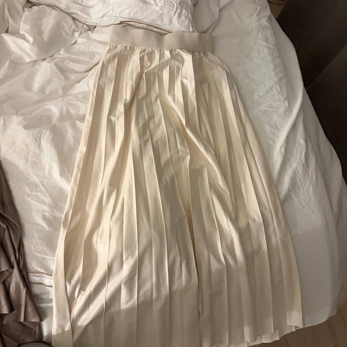 Plisserad beige långkjol från VILA - 1