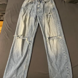 Ljusa blå jeans med slitningar -  köpte för 3 år sen, dom är använda ganska mycket men är fortfarande i bra skick. passar även storlek 38